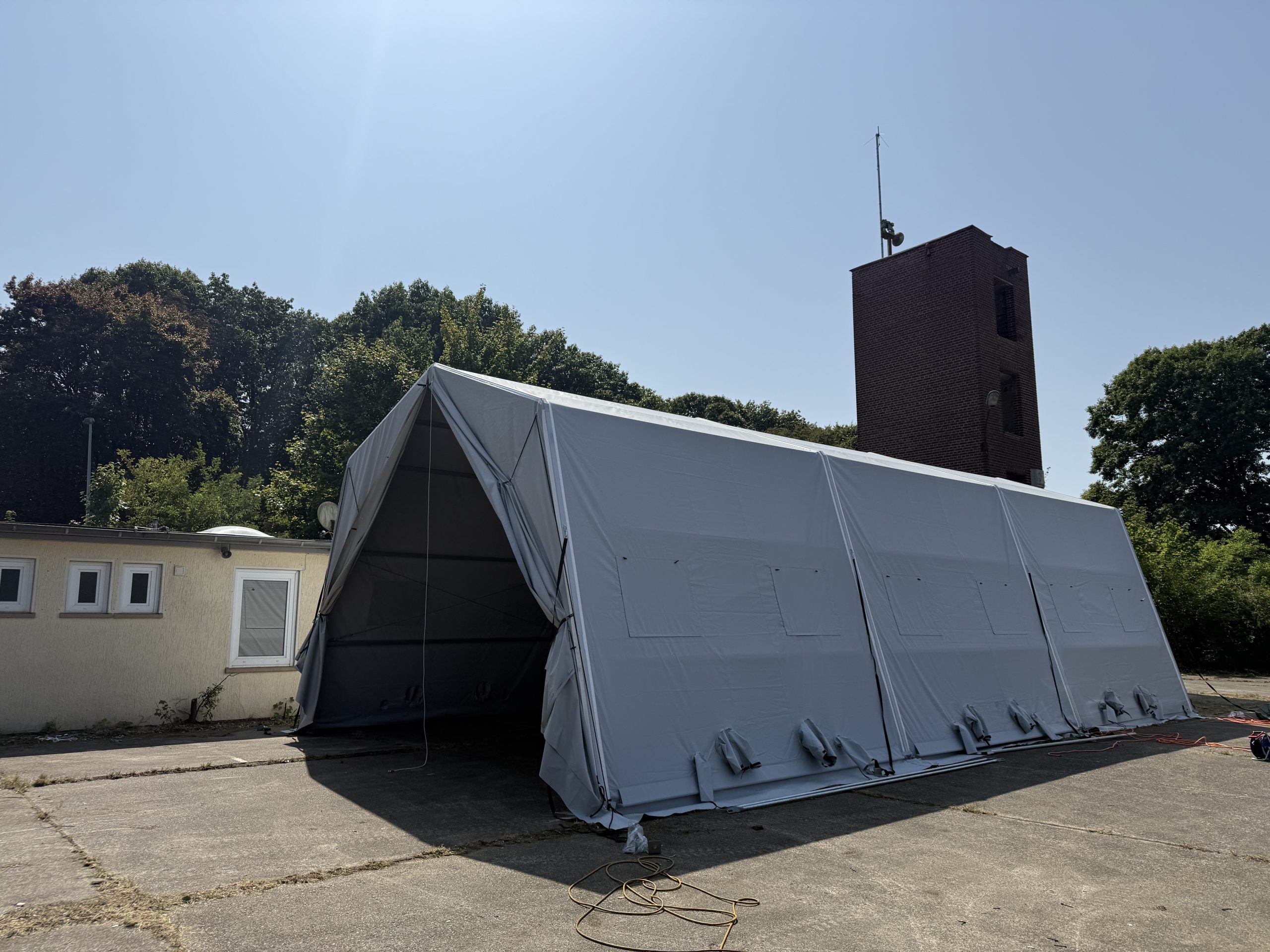 Service tent for vehicles